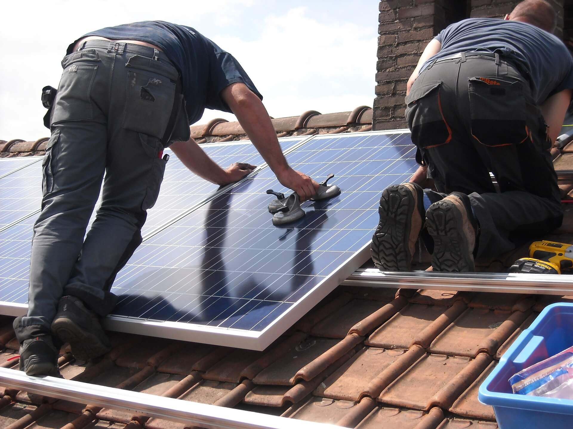 Handwerker montieren eine Solaranlage