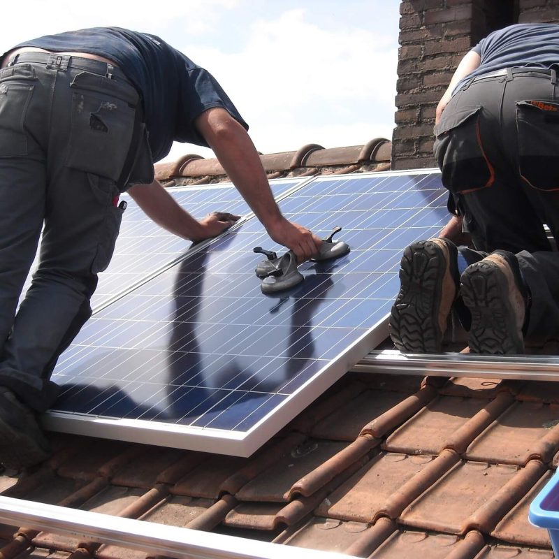 Handwerker montieren eine Solaranlage